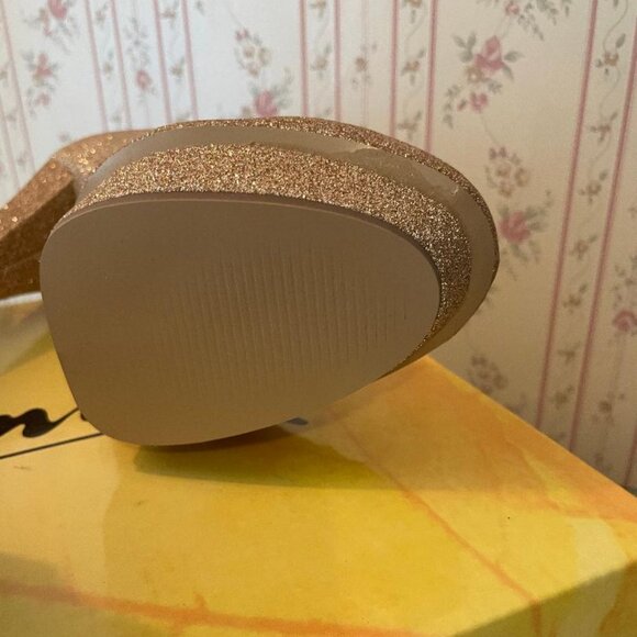 Go Max Adala Women's Size 7 Gold Sparkly Glitter Platform Pumps 5” Heels NEW - Picture 10 of 14